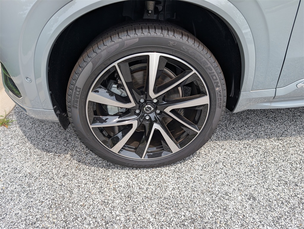 2025 Volvo XC90 B5 Plus photo 2