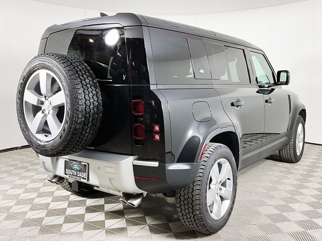 2024 Land Rover Defender 110 SE photo 4