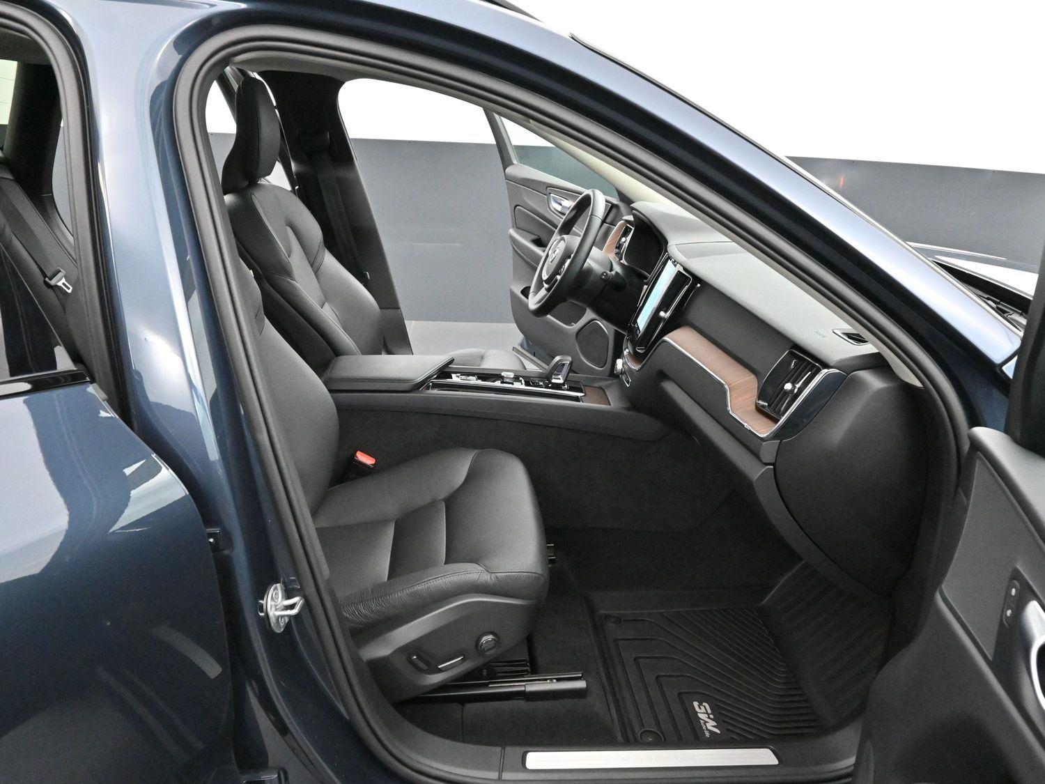 2024 Volvo XC60 Plus photo 24