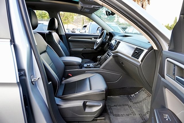 Used 2022 Silver Volkswagen 3.6L V6 SE w/Technology image 10