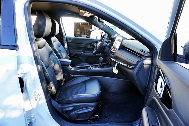 New 2026 Bright White Clear-Coat Exterior Paint Jeep Latitude image 14