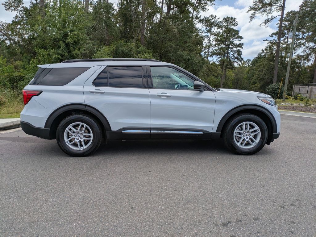 2025 Ford Explorer photo 2