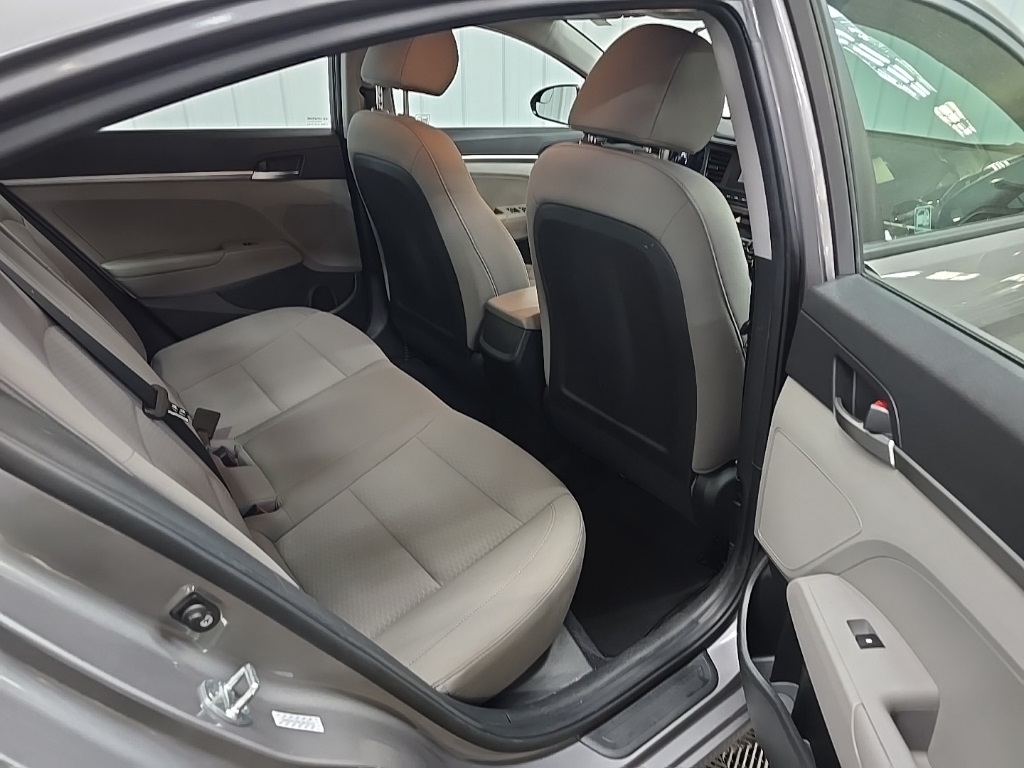 2020 Hyundai Elantra SE photo 16