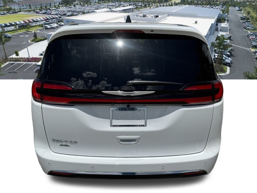2026 Chrysler Pacifica photo 4