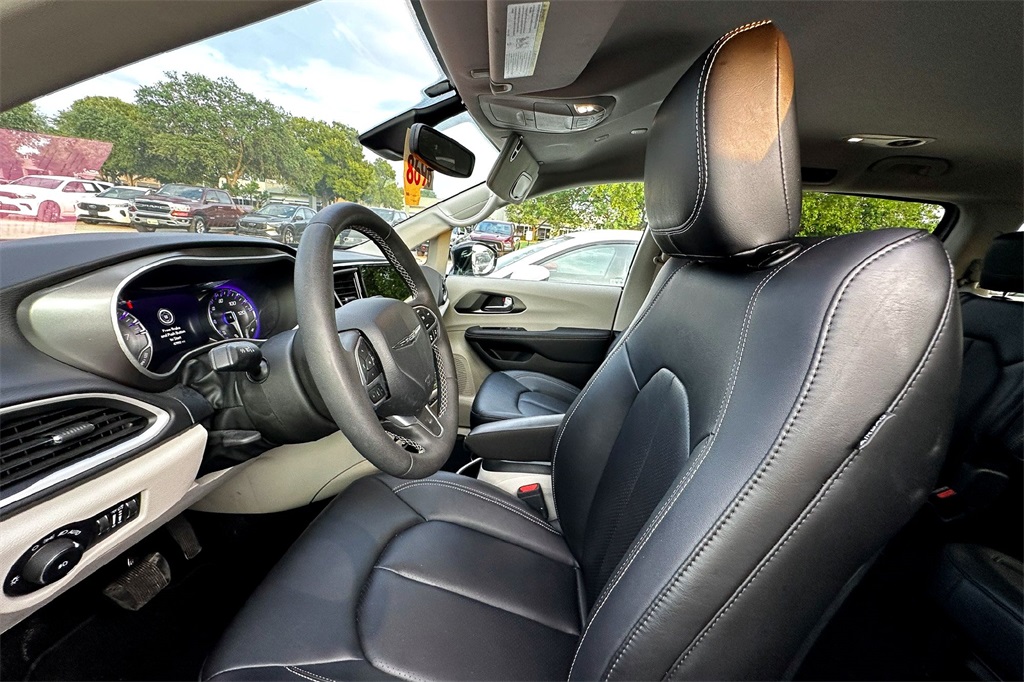 2024 Chrysler Pacifica Touring L photo 10
