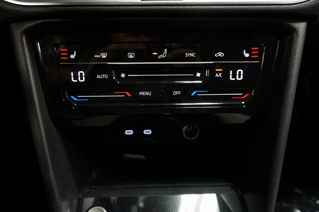 2025 Volkswagen Taos SE photo 14