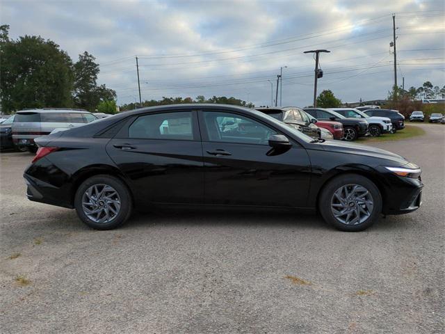 2026 Hyundai Elantra Blue SEL Sport photo 4