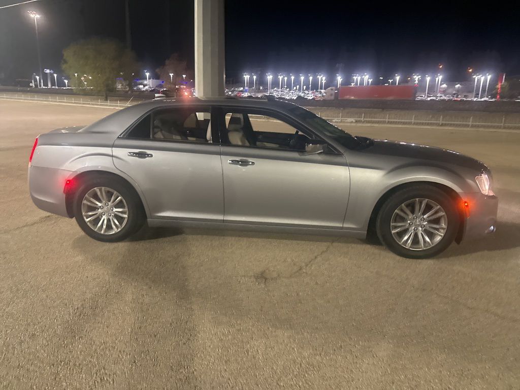 2016 Chrysler 300 C photo 2