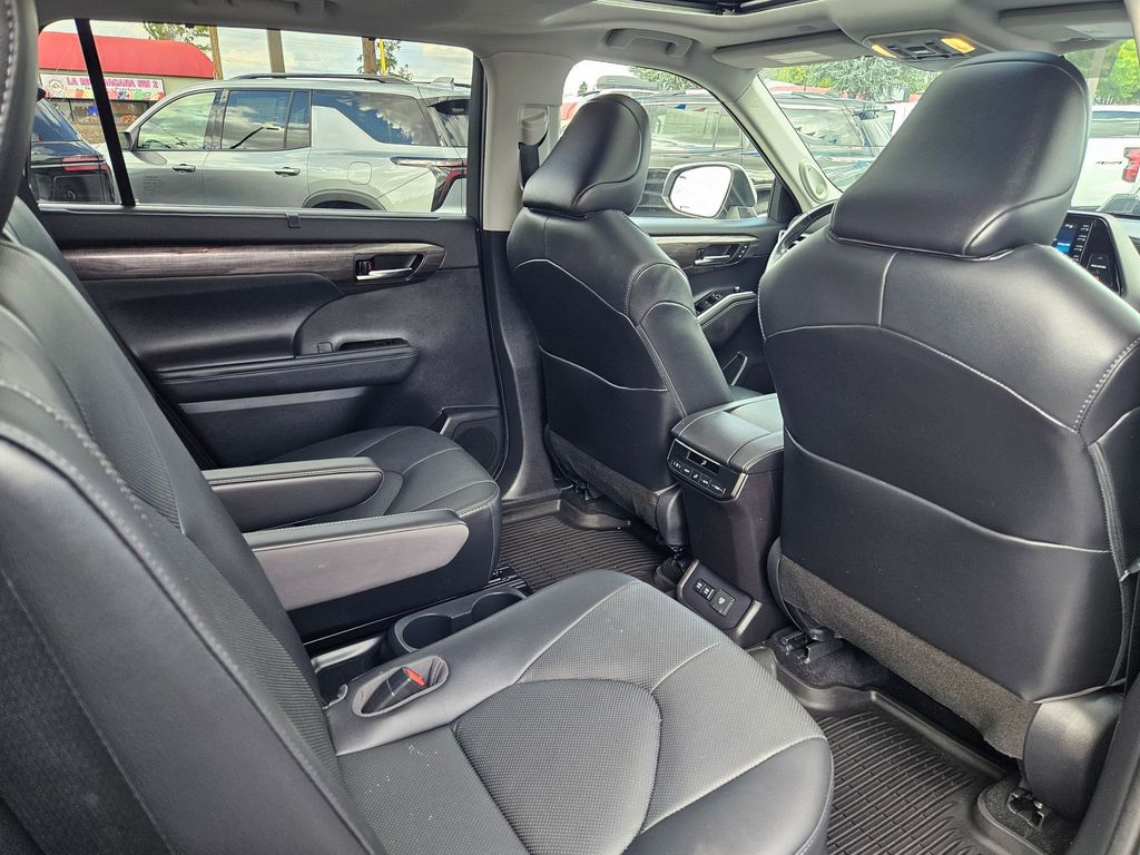 2021 Toyota Highlander Limited photo 31