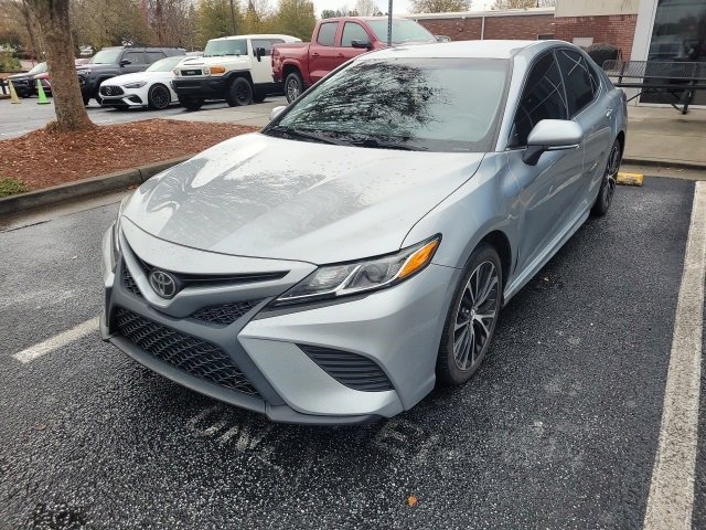 2020 Toyota Camry SE's photo