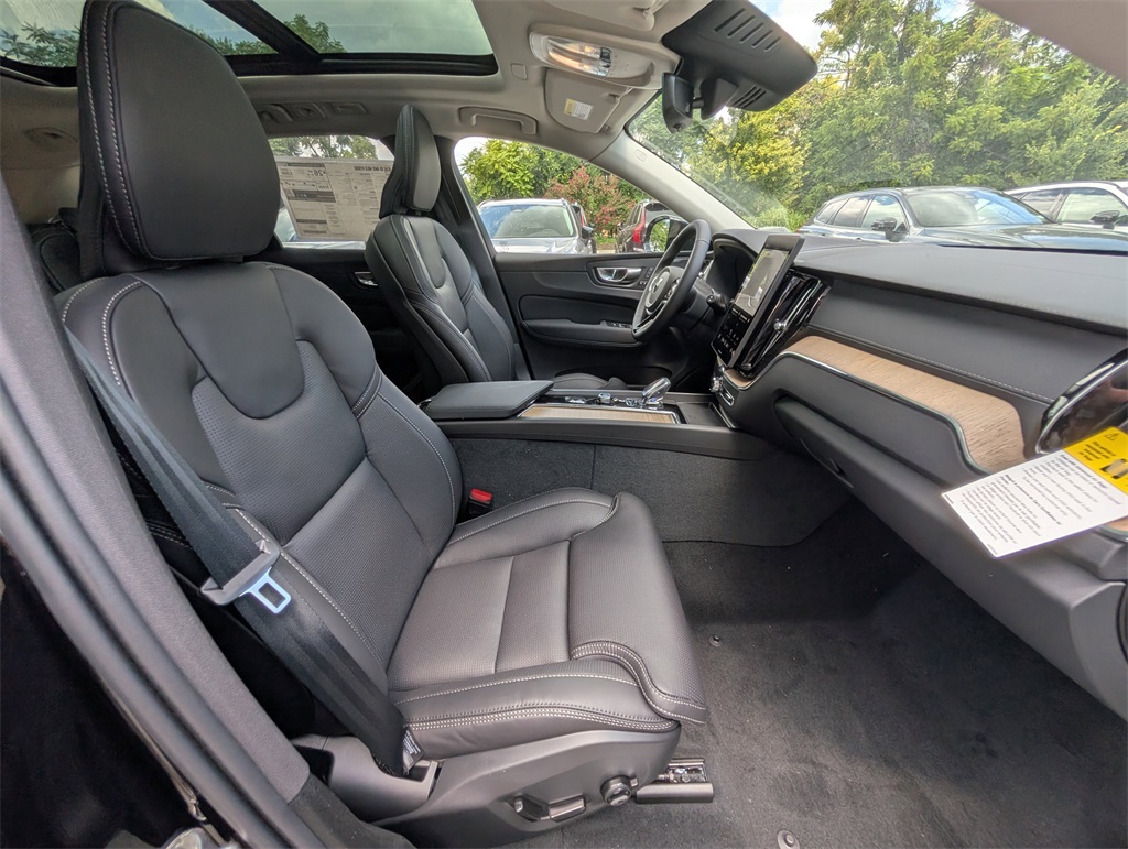 2026 Volvo XC60 B5 photo 3