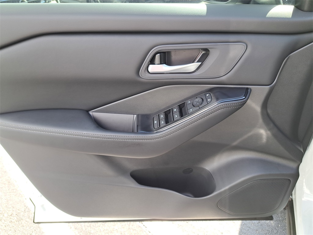 2026 Nissan Rogue SV photo 21