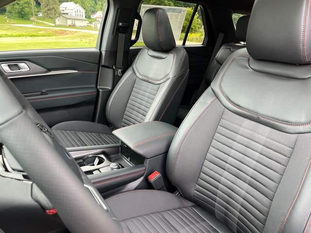 2025 Ford Explorer ST-Line photo 25