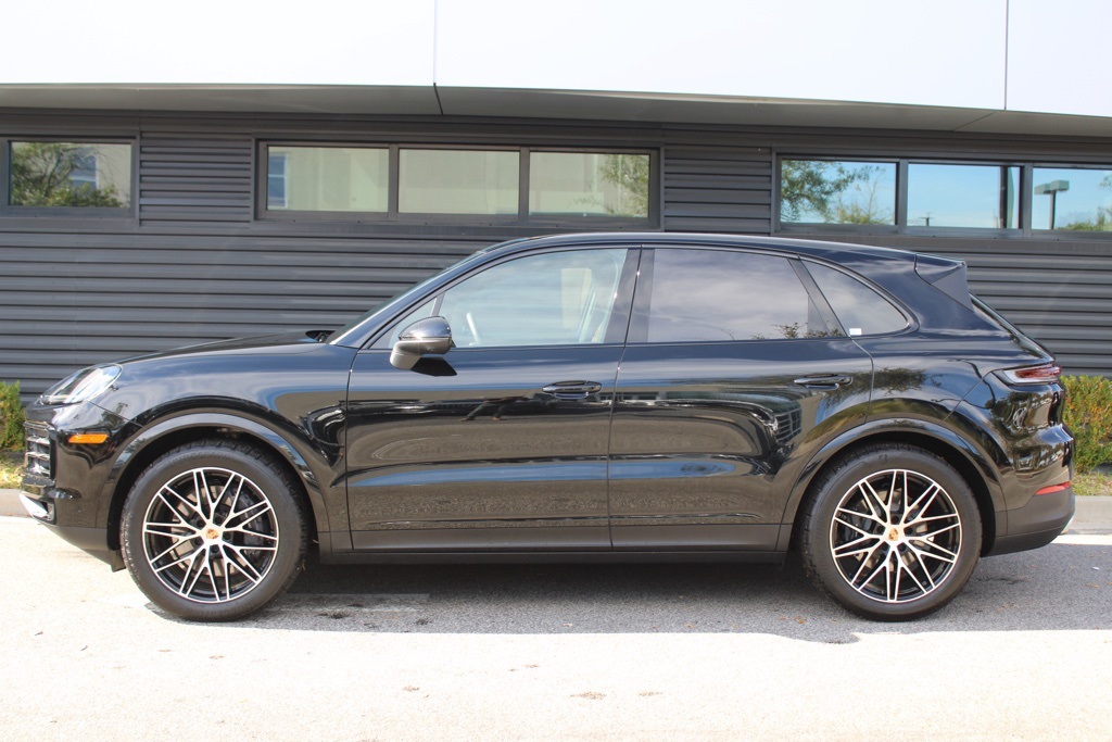 2025 Porsche Cayenne Base photo 2