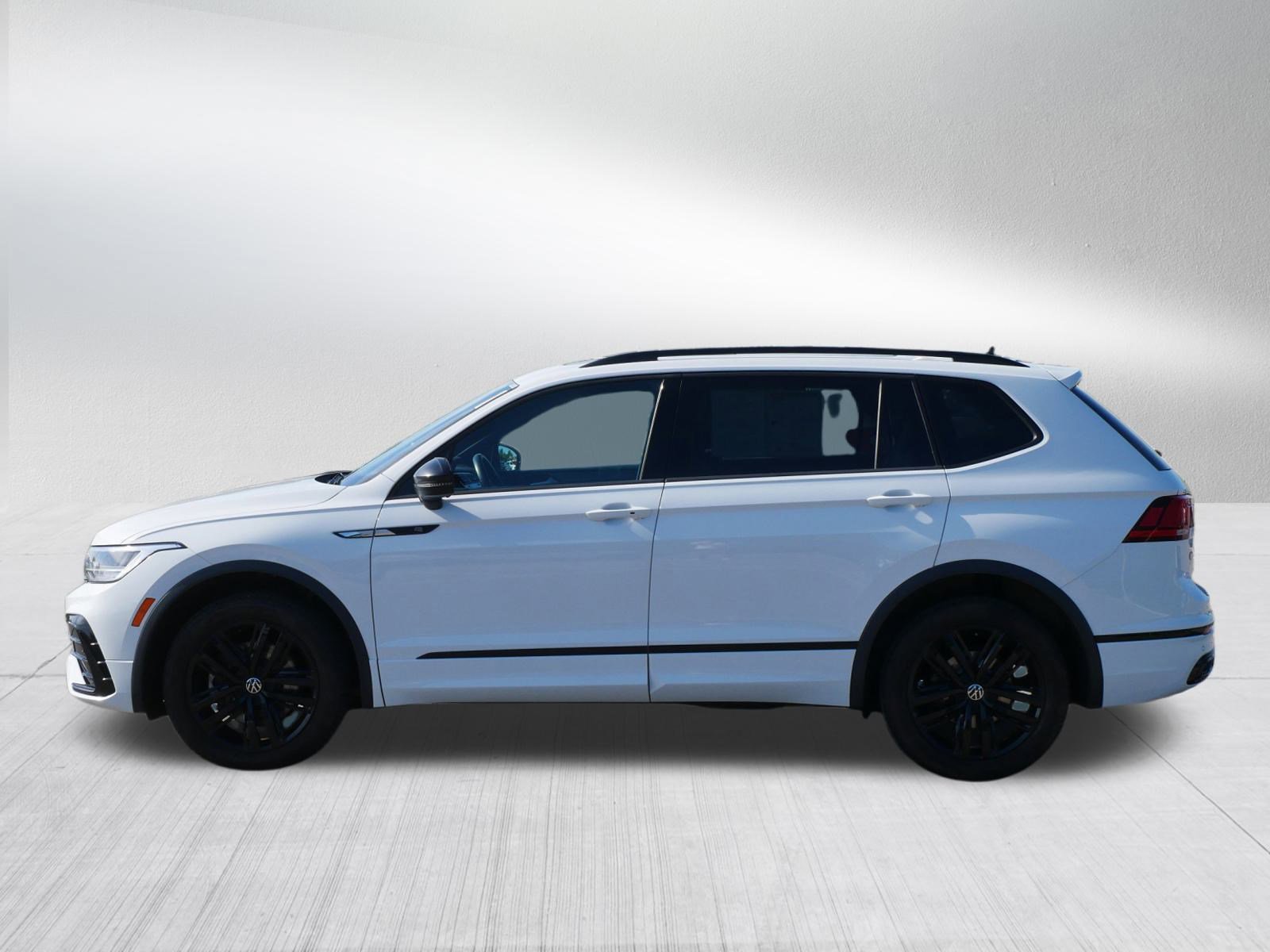 2022 Volkswagen Tiguan SE R-Line Black photo 2