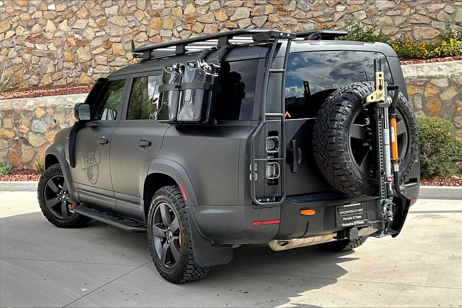 2023 Land Rover Defender SE photo 3
