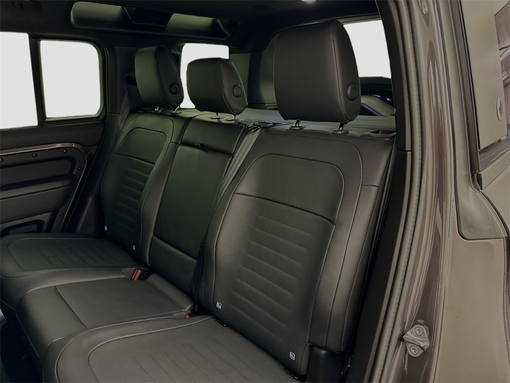 2025 Land Rover Defender 110 V8 photo 22