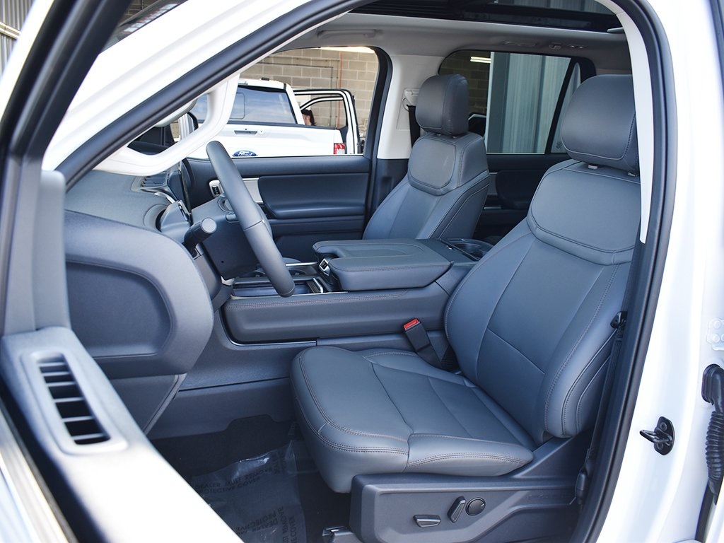 2025 Ford Expedition MAX photo 3