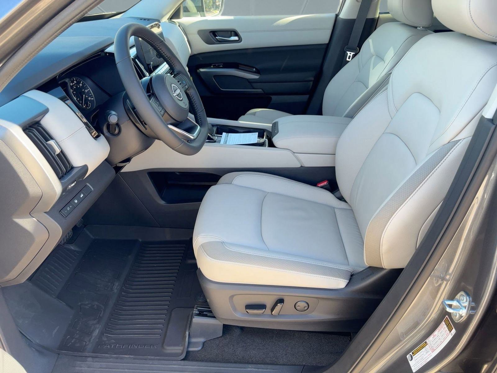 2025 Nissan Pathfinder SL photo 4