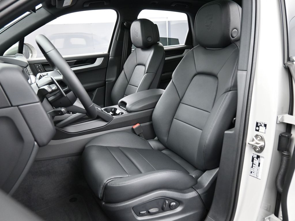 2026 Porsche Cayenne E-Hybrid photo 3