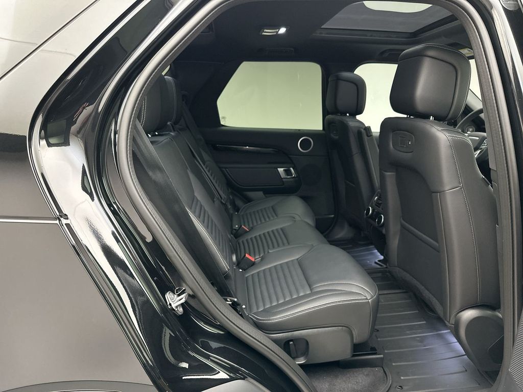 2025 Land Rover Discovery S photo 6