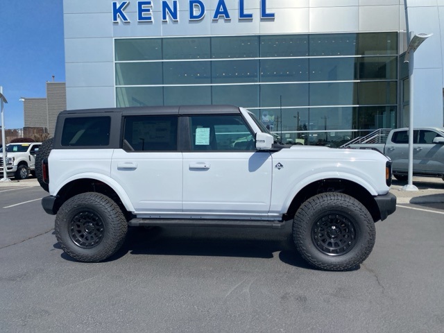 2024 Ford Bronco Outer Banks photo 2