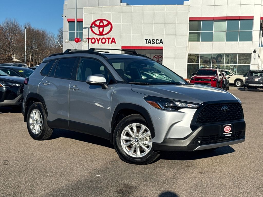 2024 Toyota Corolla Cross LE's photo