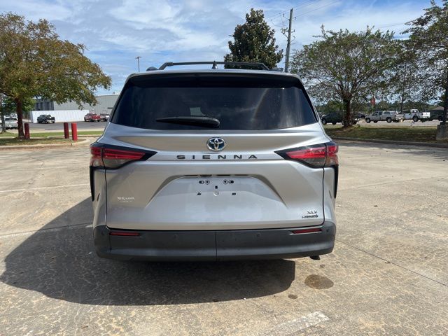 2021 Toyota Sienna XLE photo 3