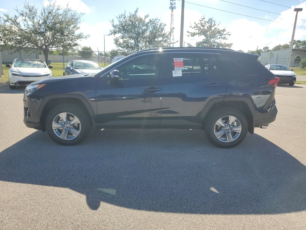 2025 Toyota RAV4 XLE photo 7