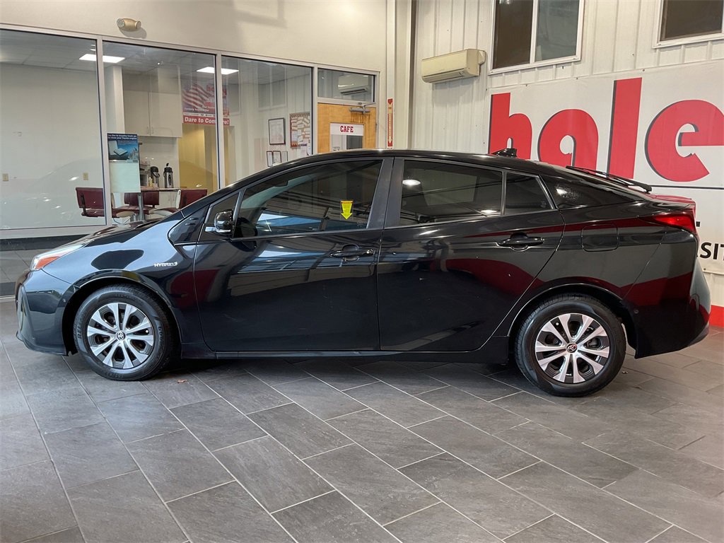 2019 Toyota Prius LE photo 3