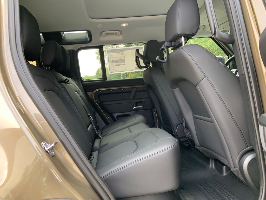 2026 Land Rover Defender 110 S photo 17