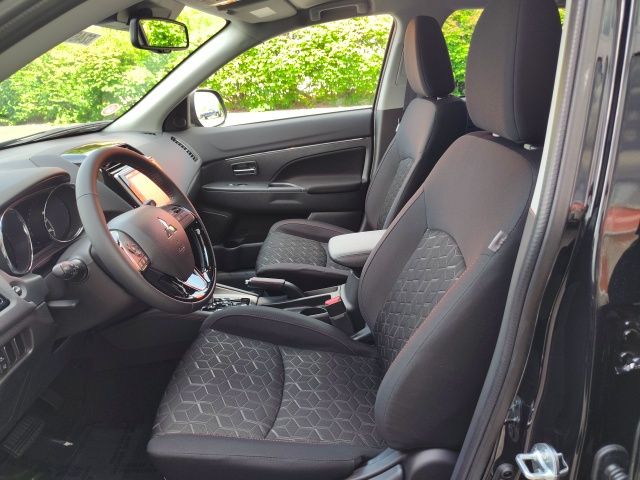 2025 Mitsubishi Outlander Sport LE photo 12