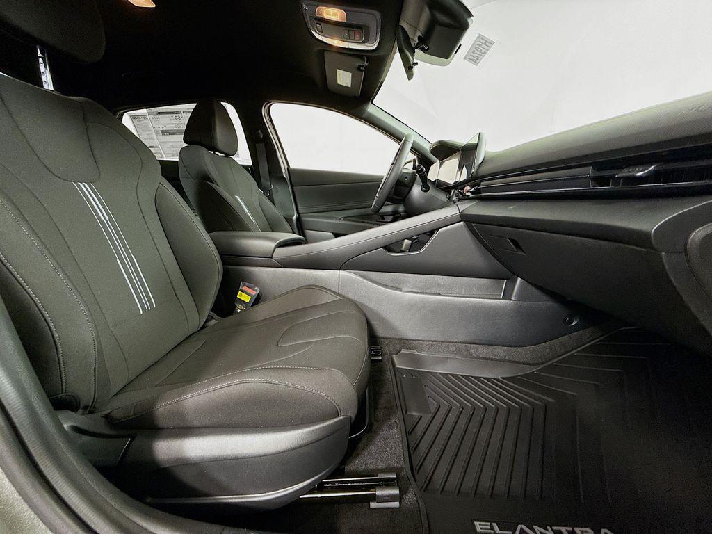 2025 Hyundai Elantra Hybrid SEL Sport photo 25