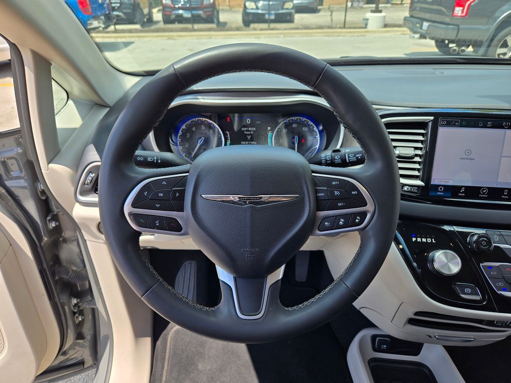 2023 Chrysler Pacifica Touring L photo 30