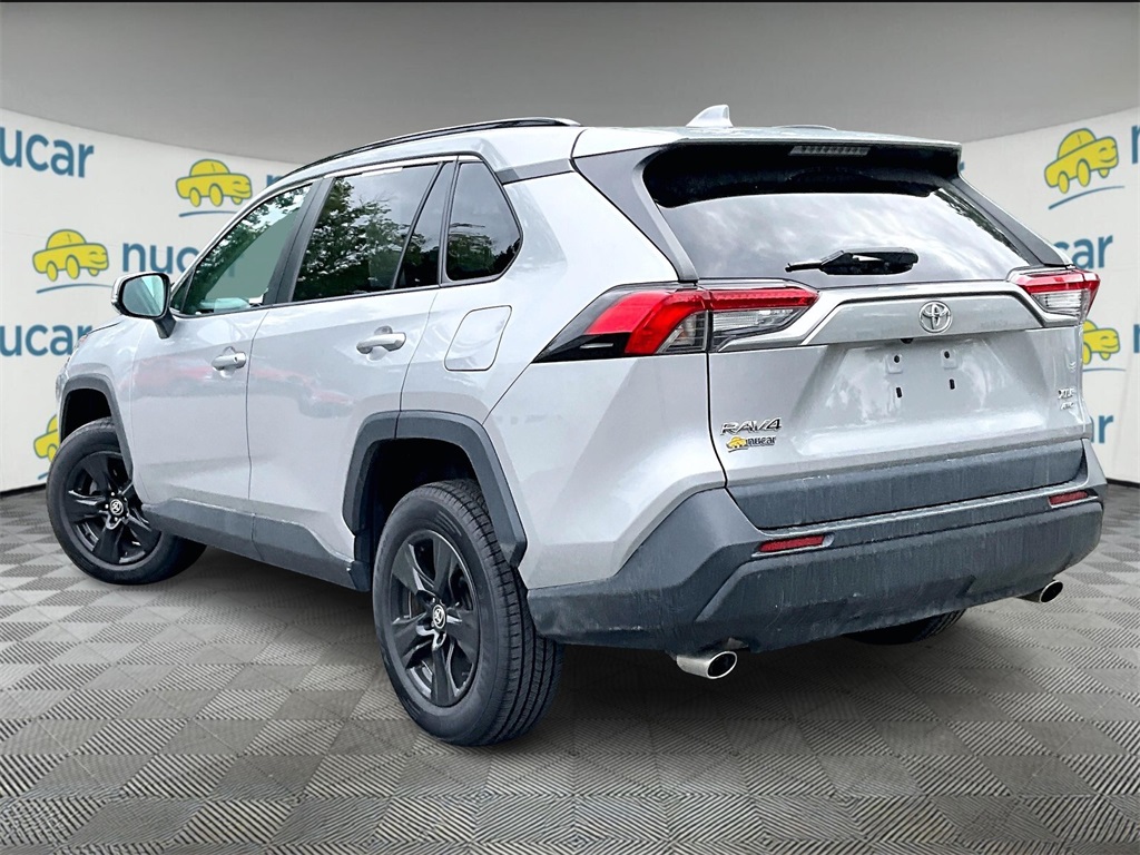 2021 Toyota RAV4 XLE photo 2
