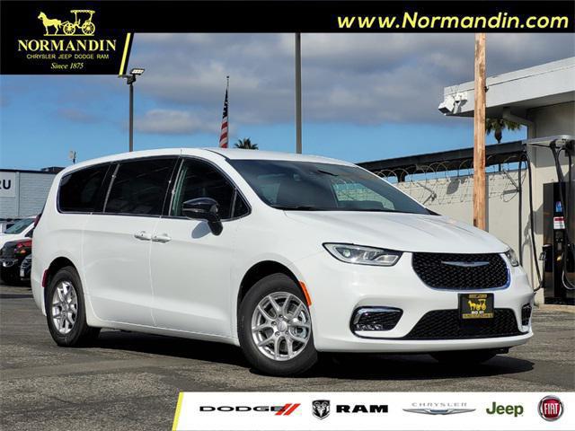 2026 Chrysler Pacifica Select's photo