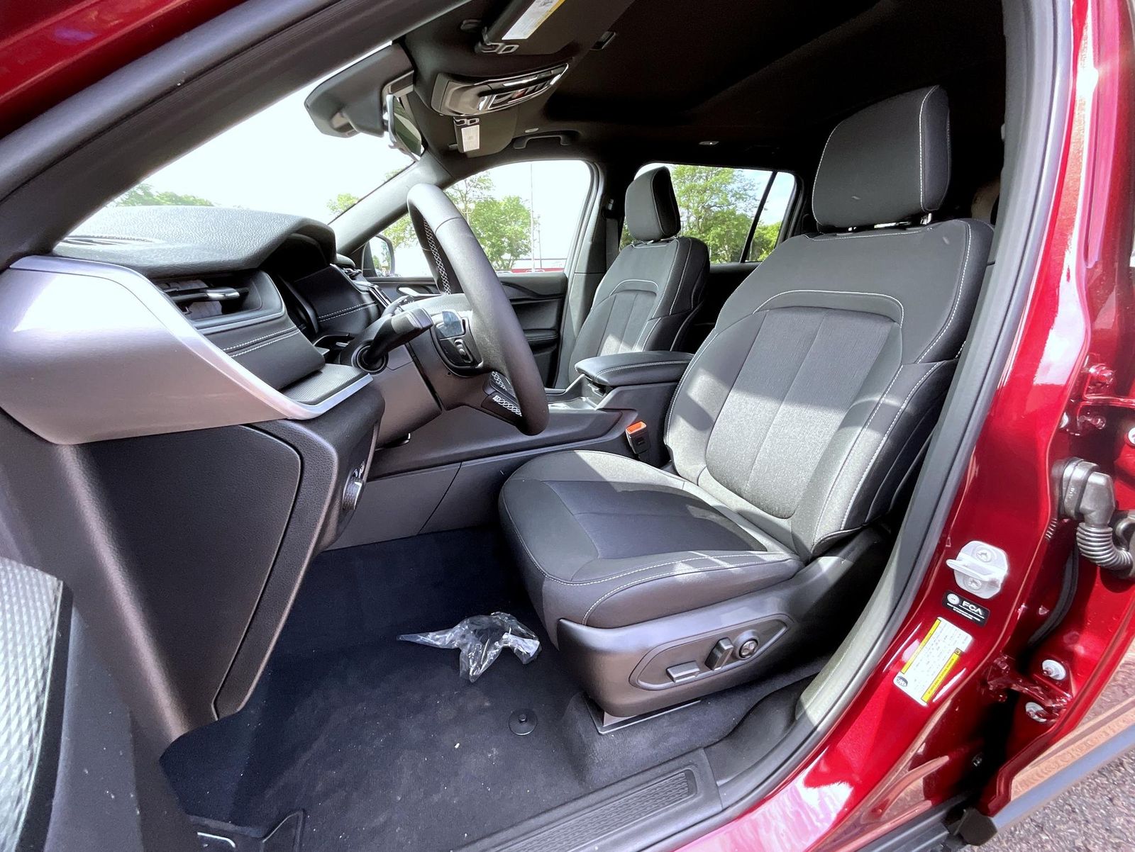 2025 Jeep Grand Cherokee Laredo photo 11