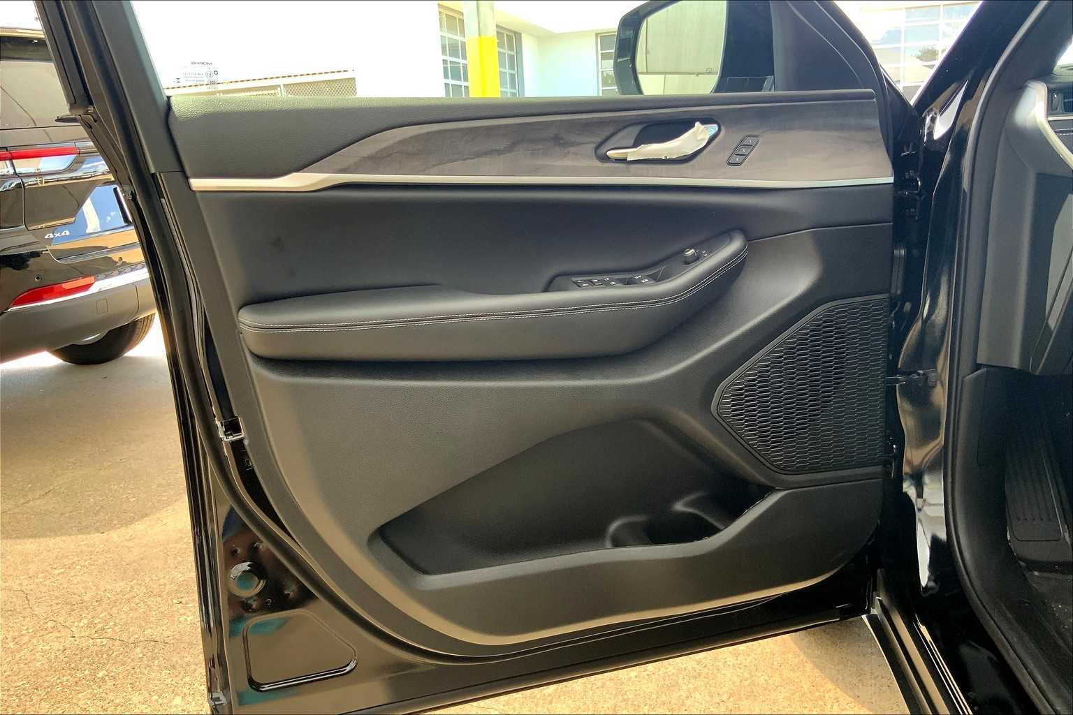 2025 Jeep Grand Cherokee Limited photo 9