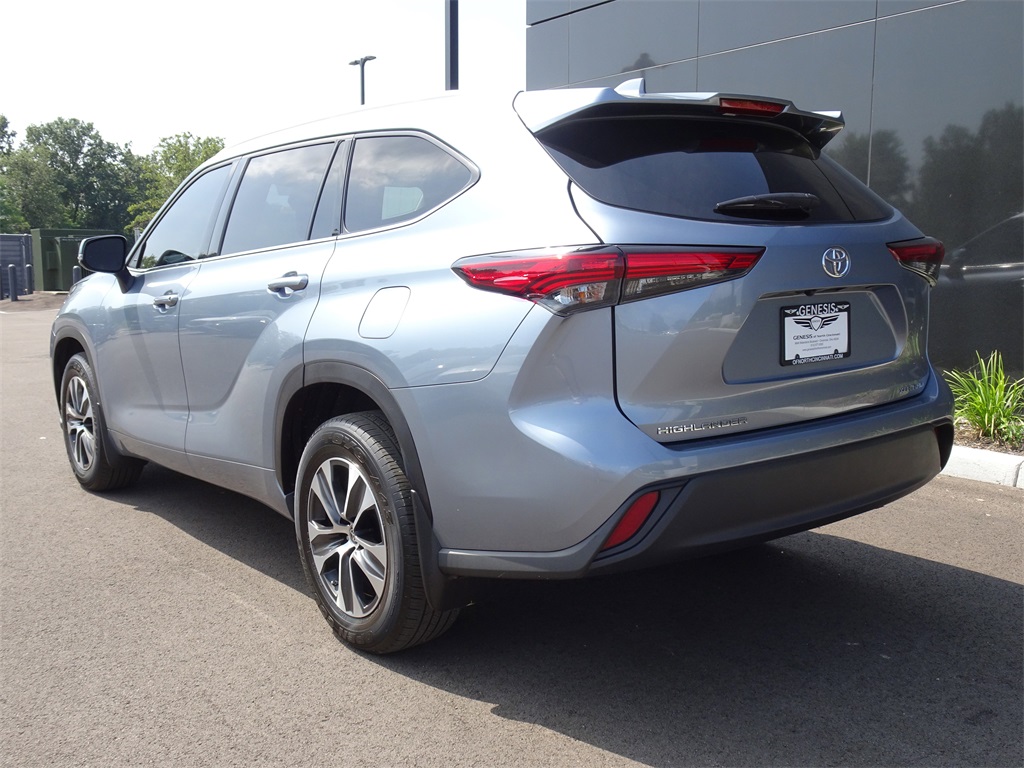 2022 Toyota Highlander XLE photo 3