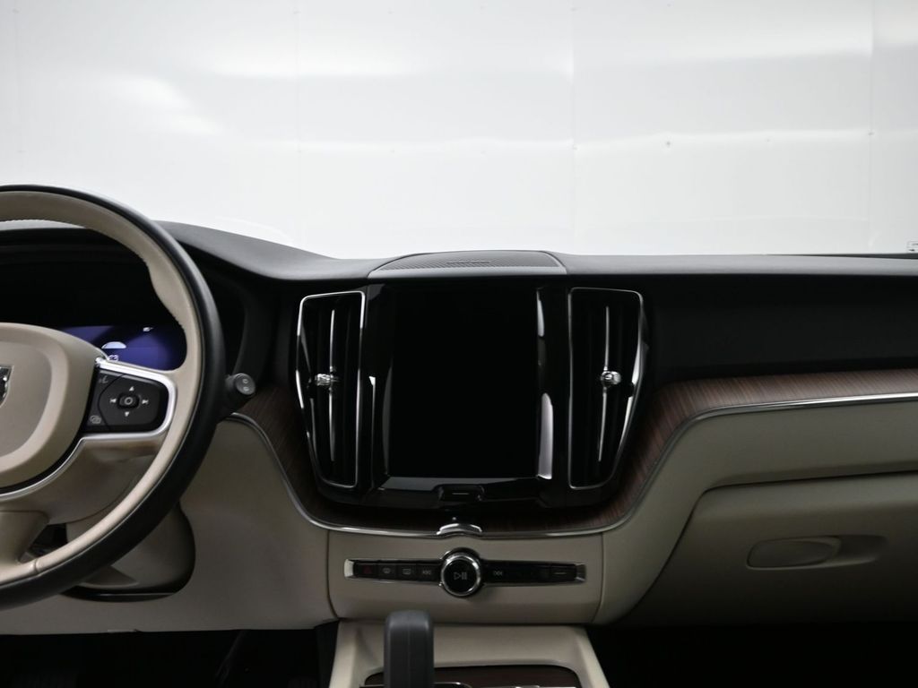 2022 Volvo XC60 B5 Momentum photo 12