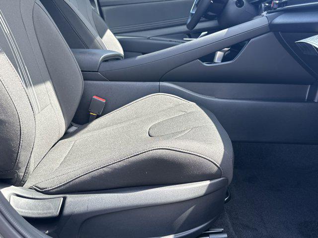 2025 Hyundai Elantra SEL Convenience photo 10