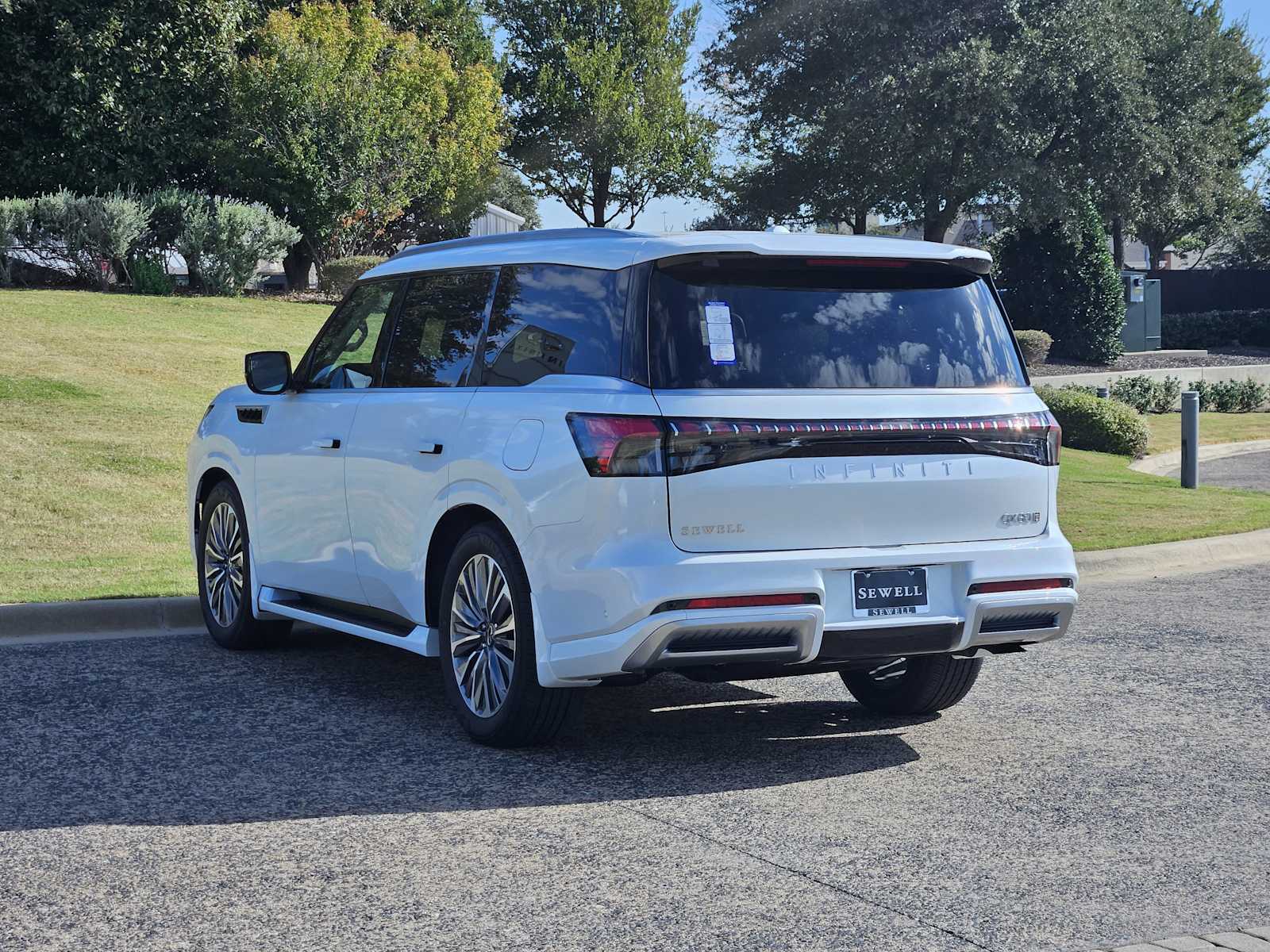 2026 Infiniti QX80 Luxe photo 3