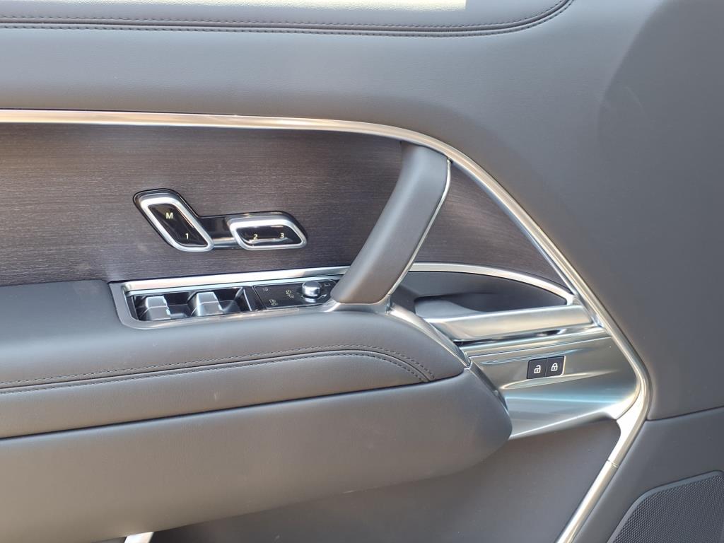 2025 Land Rover Range Rover SE photo 10