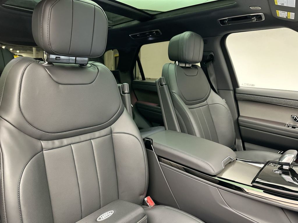 2025 Land Rover Range Rover Sport SE photo 5