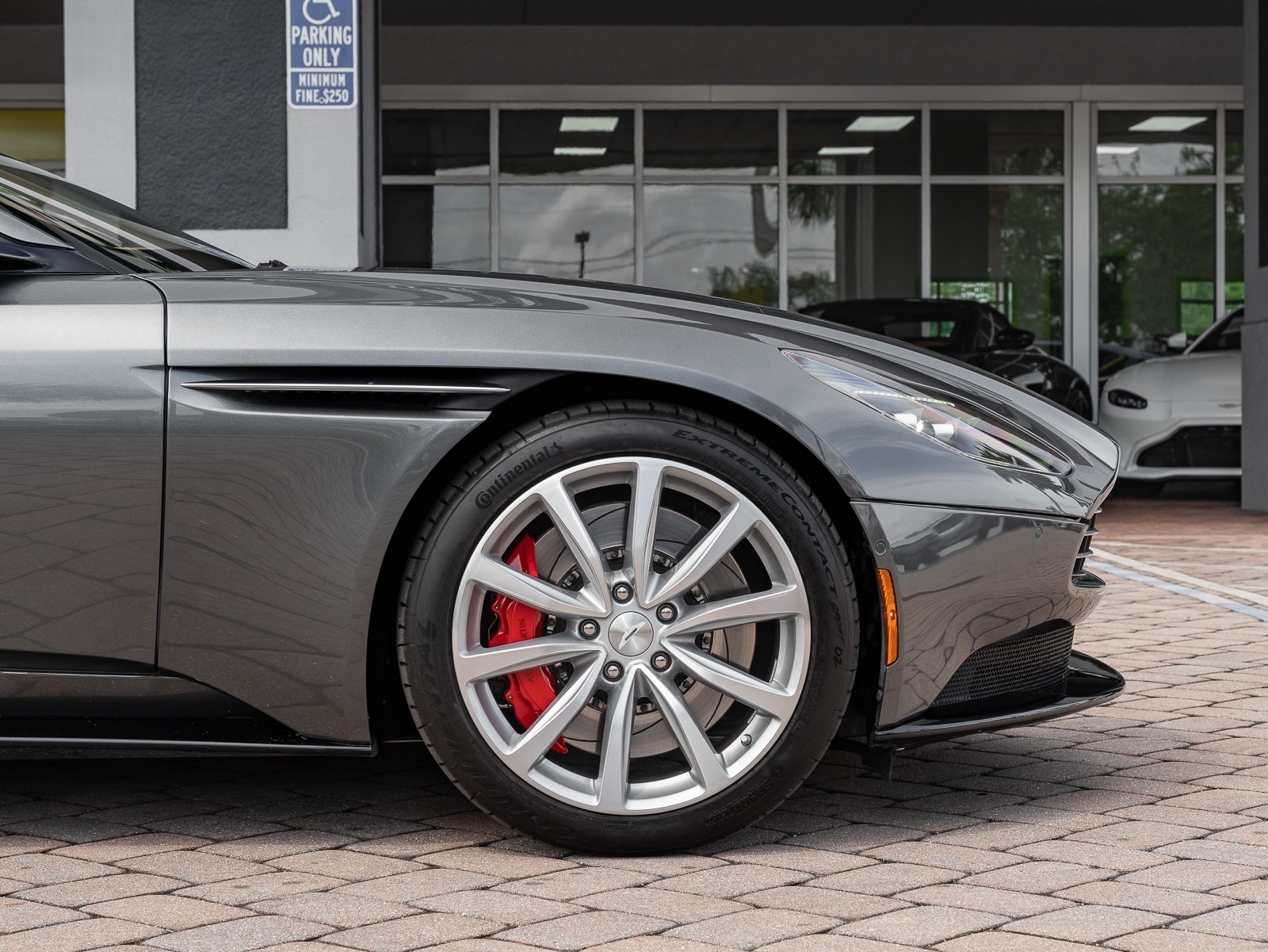 2019 Aston Martin DB11 AM5 photo 29