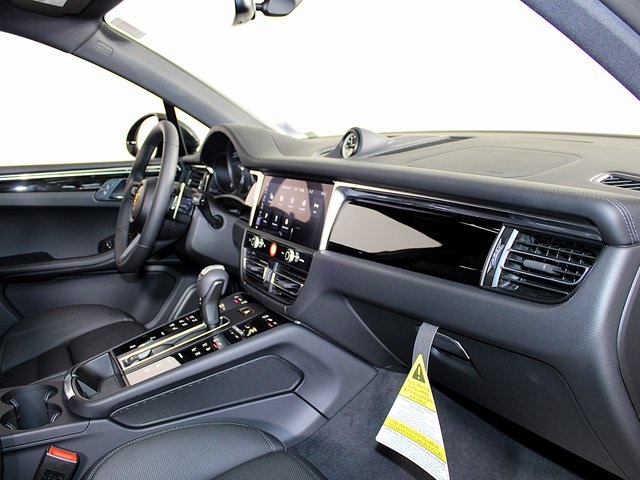 2025 Porsche Macan S photo 27