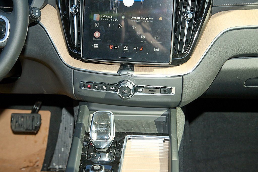 2026 VOLVO XC60 - Image 26