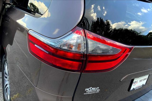 2020 Toyota Sienna XLE photo 26