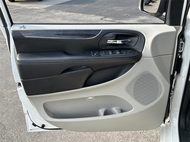 2012 Chrysler Town & Country Touring photo 25