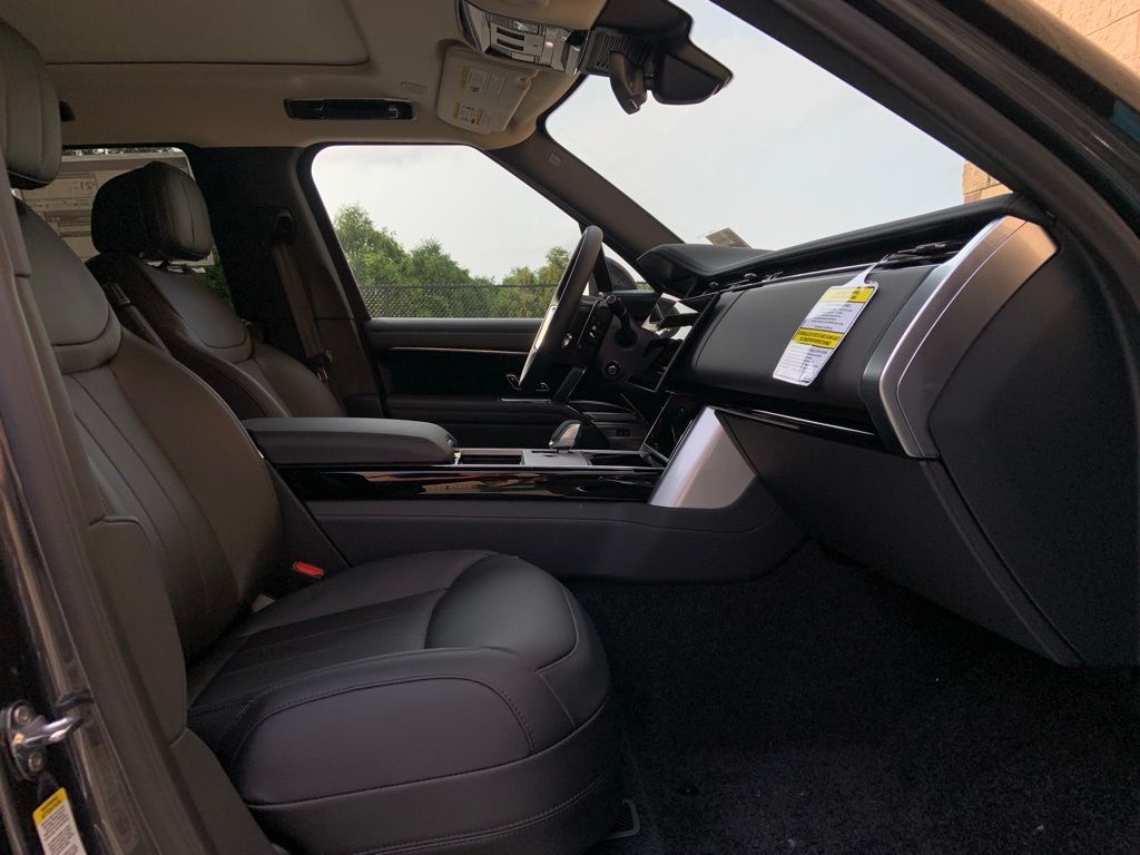 2025 Land Rover Range Rover SE photo 15